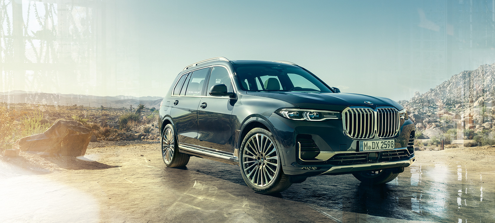 BMW X7, три четвърти изглед отпред отляво BMW X7 в цвят Arctic Grey, в покой на фона на пустинята, три четвърти изглед отпред отляво, G07 2019