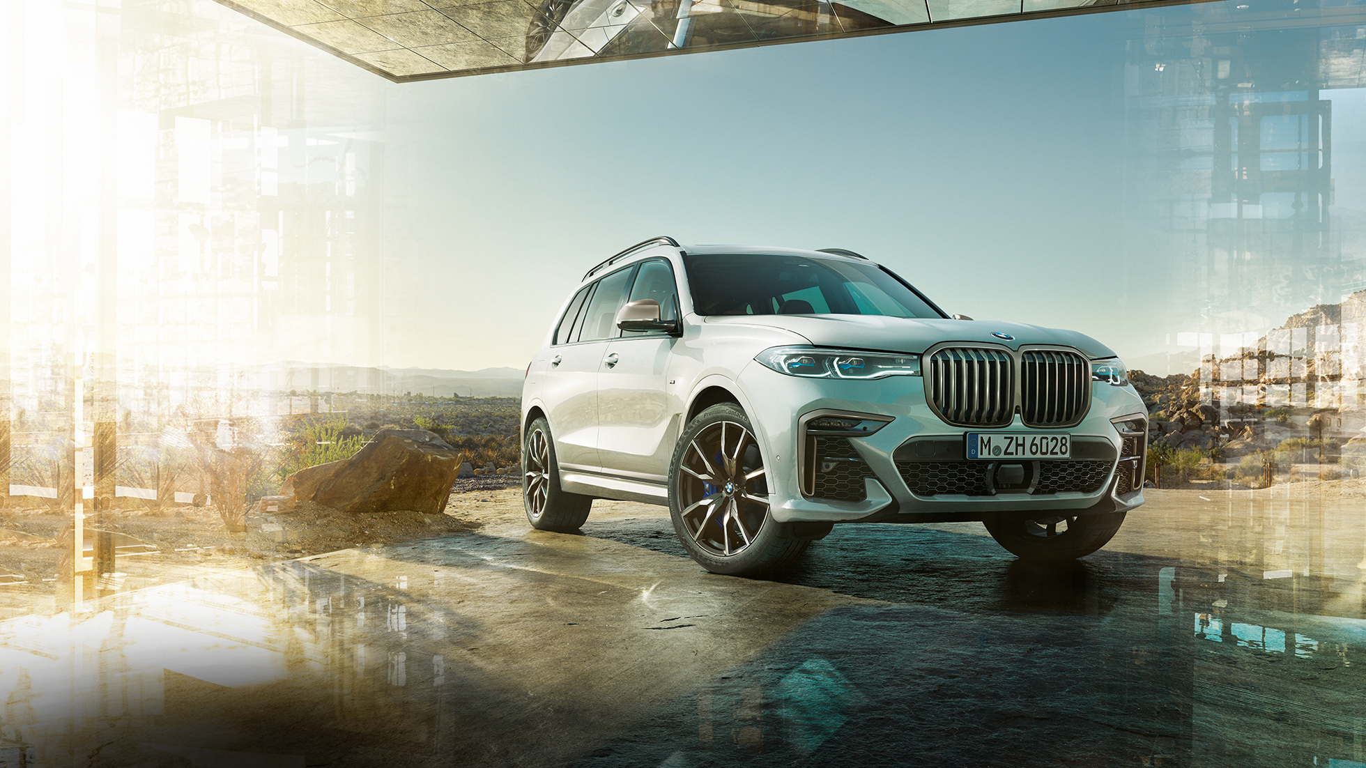 BMW X7 M50d, три четвърти изглед отпред BMW X7 M50d: бяло BMW X7 в покой, три четвърти изглед отпред