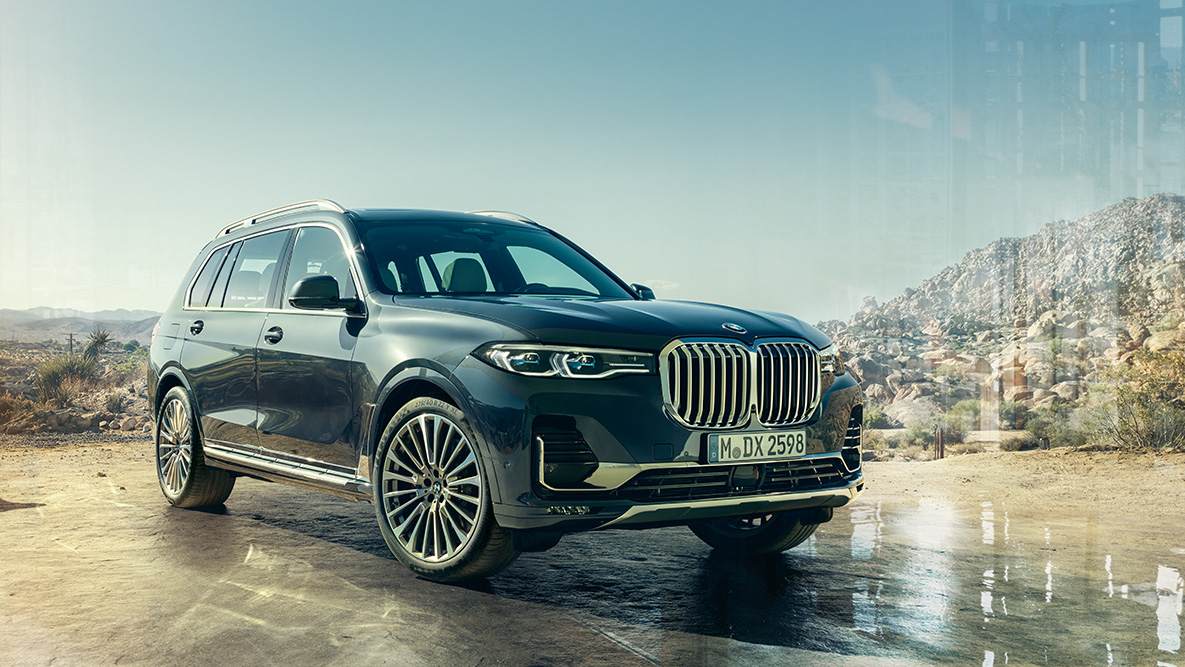 BMW X7 екстериор: три четвърти снимка отпред BMW X7 екстериор: три четвърти снимка отпред на фона на пустинен пейзаж