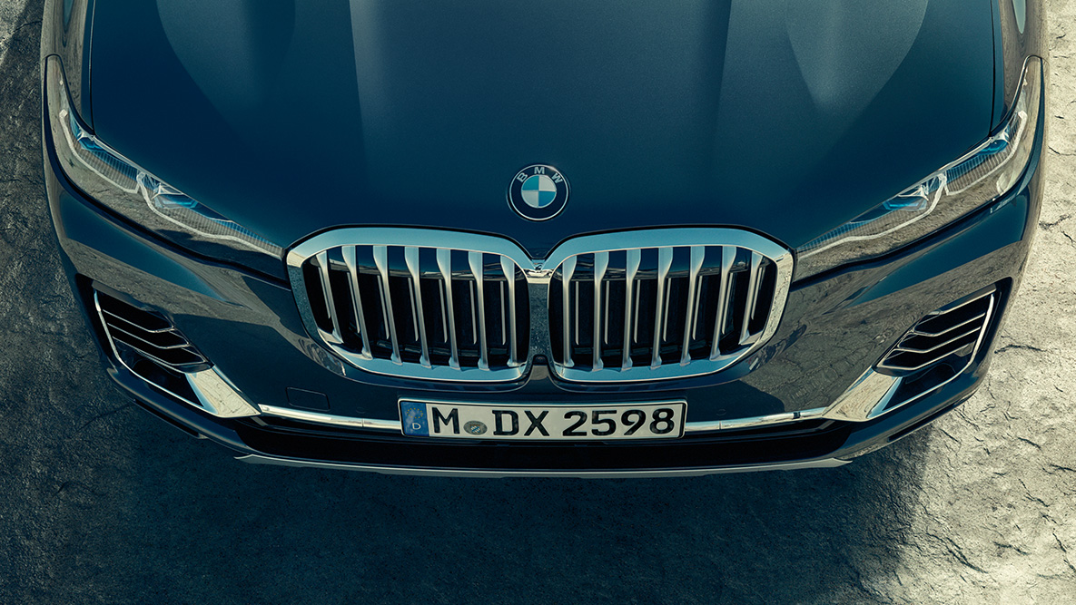 BMW бъбрековидна радиаторна решетка на BMW X7 BMW бъбрековидна радиаторна решетка: предна част на BMW X7 от перспектива „птичи поглед“