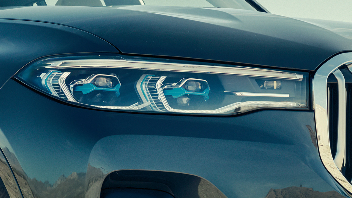 BMW Лазерни светлини BMW Лазерни светлини: снимка отблизо на предната част на BMW X7, три четвърти изглед отпред