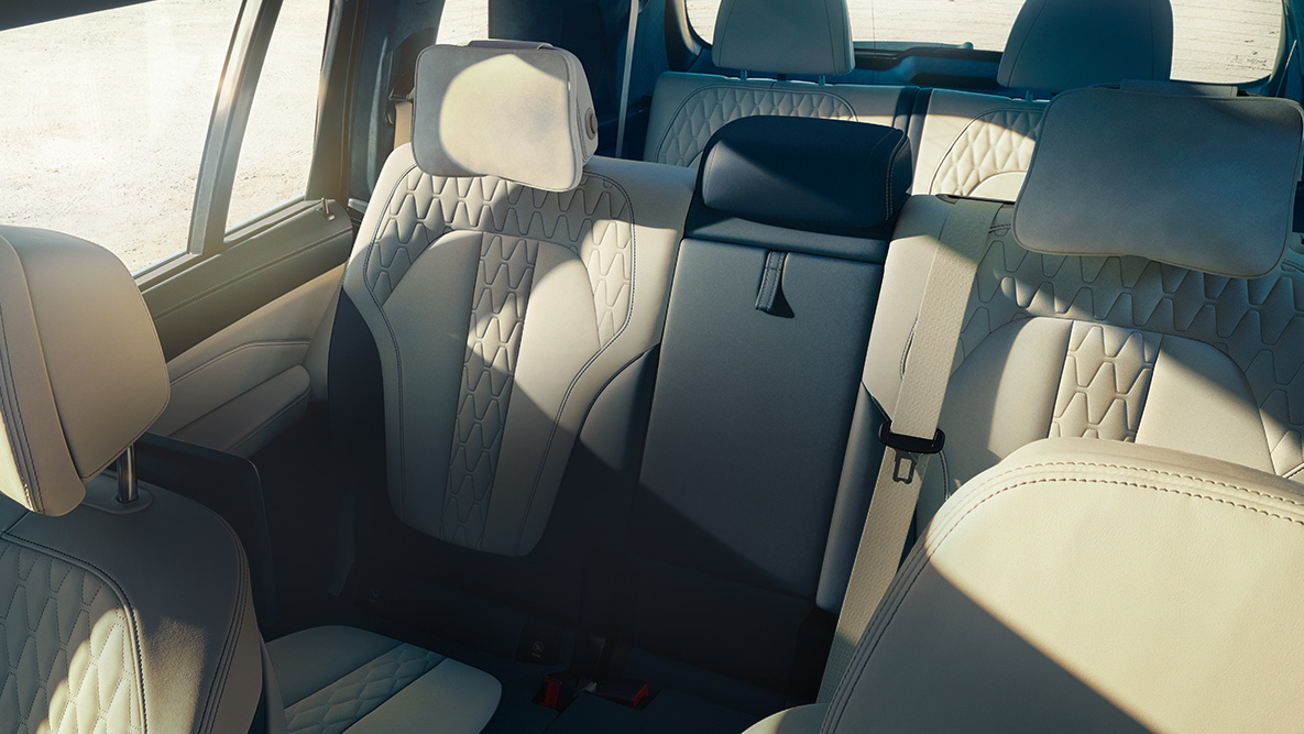 BMW X7 седалки Изглед косо отгоре към седемте места на BMW X7
