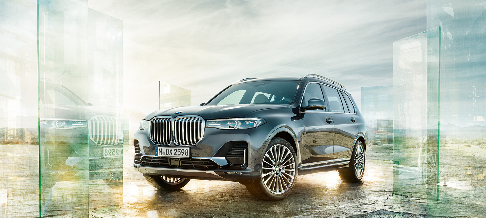 BMW X7, три четвърти преден изглед Три четвърти преден изглед на BMW X7 на фона на пустинен пейзаж