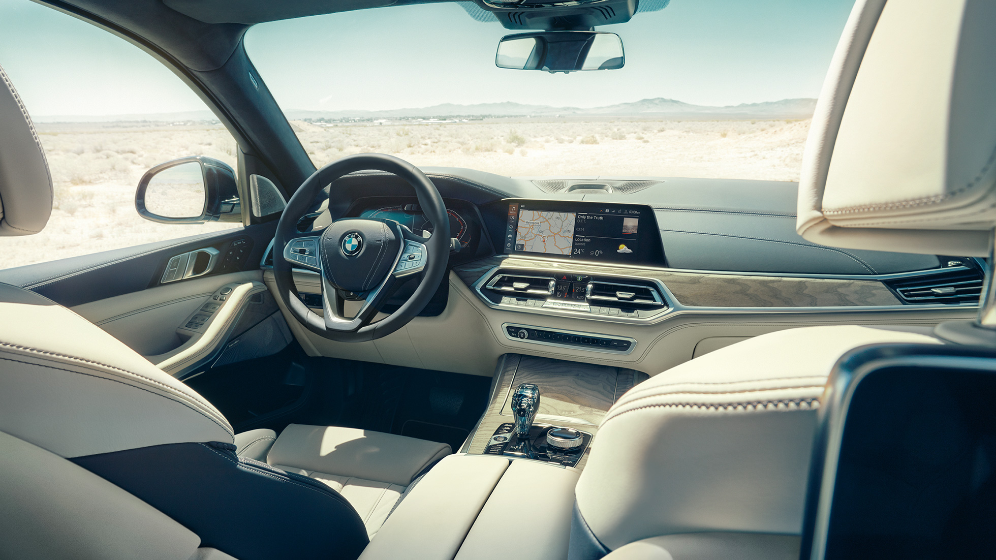 BMW X7 кокпит BMW X7 интериор, кокпит със спортен кожен волан, G07 2019