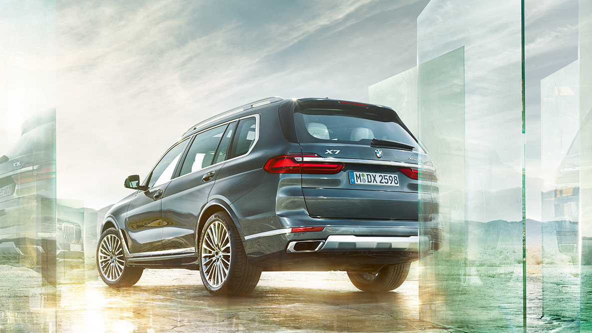BMW X7 Комфорт и динамика на управлението BMW X7 три четвърти снимка отзад пред абстрактен фон