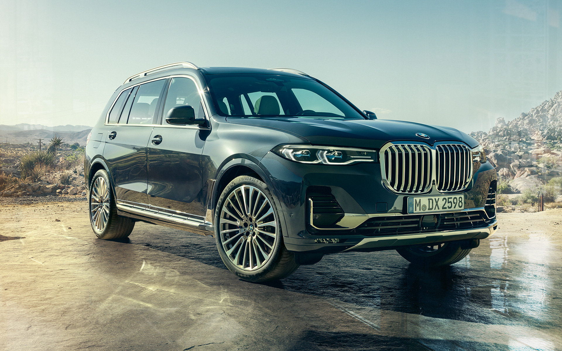Екстериор три четвърти изглед отпред BMW X7 G07 2019 BMW X7 G07 2019 три четвърти изглед отпред на фона на пустиня