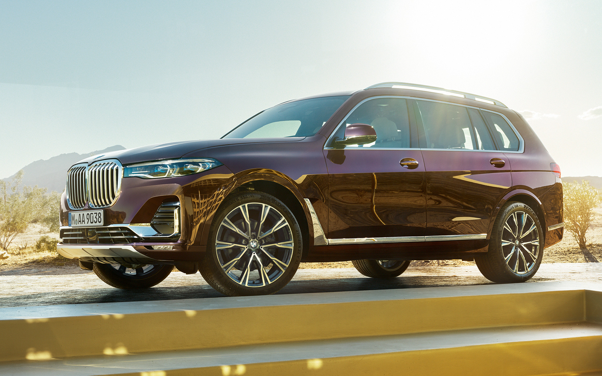 BMW X7 Individual xDrive40i G07 2018 Ametrin metallic изглед отстрани в покой на фона на пустиня BMW X7 Individual xDrive40i G07 2018 Ametrin metallic изглед отстрани в покой на фона на пустиня