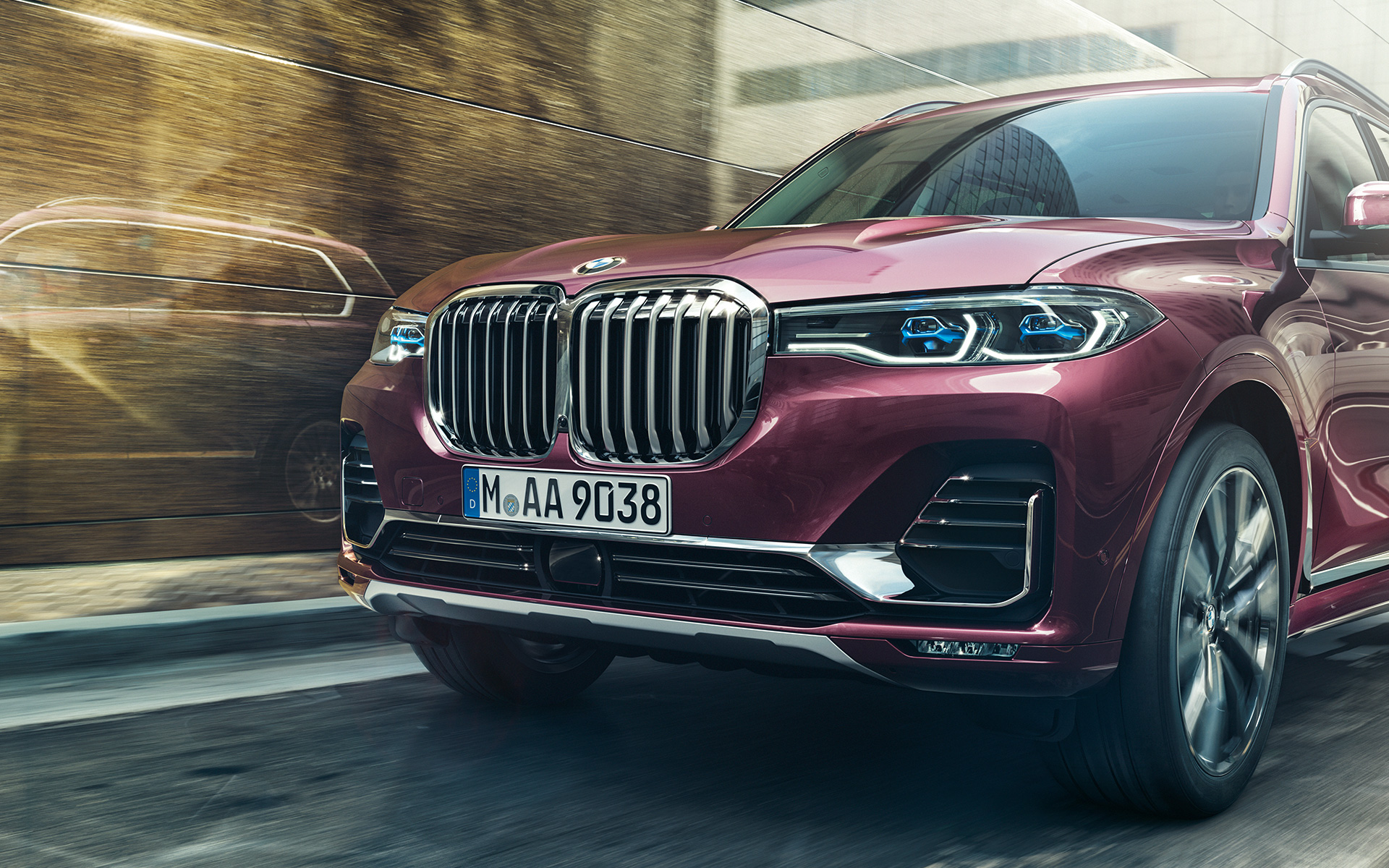 BMW X7 Individual xDrive40i G07 2018 Ametrin metallic три четвърти изглед отпред в движение BMW X7 Individual xDrive40i G07 2018 Ametrin metallic три четвърти изглед отпред в движение