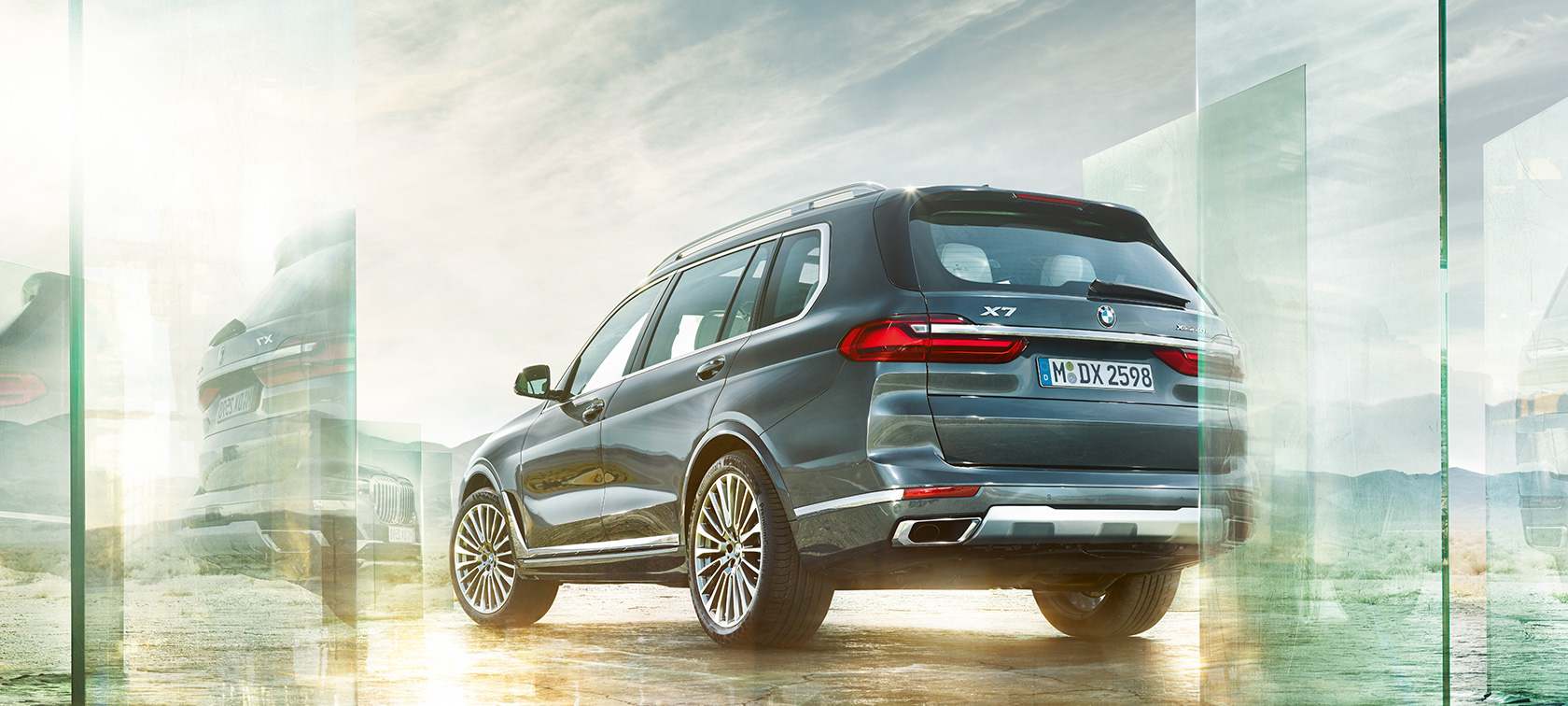 BMW X7 три четвърти изглед отзад, в движение BMW X7 G07 2019 Arctic Grey три четвърти изглед отзад в движение