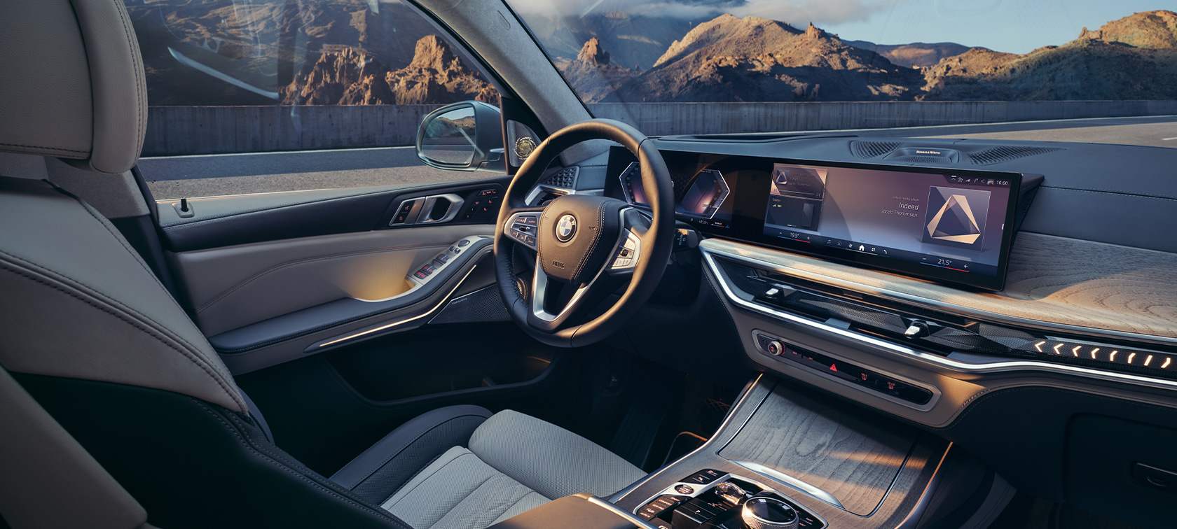 Поглед отвън към кокпита от страната на пътника до водача BMW X7 G07 LCI Поглед към кокпита от страната на пътника до водача BMW Curved Display BMW X7 G07 LCI