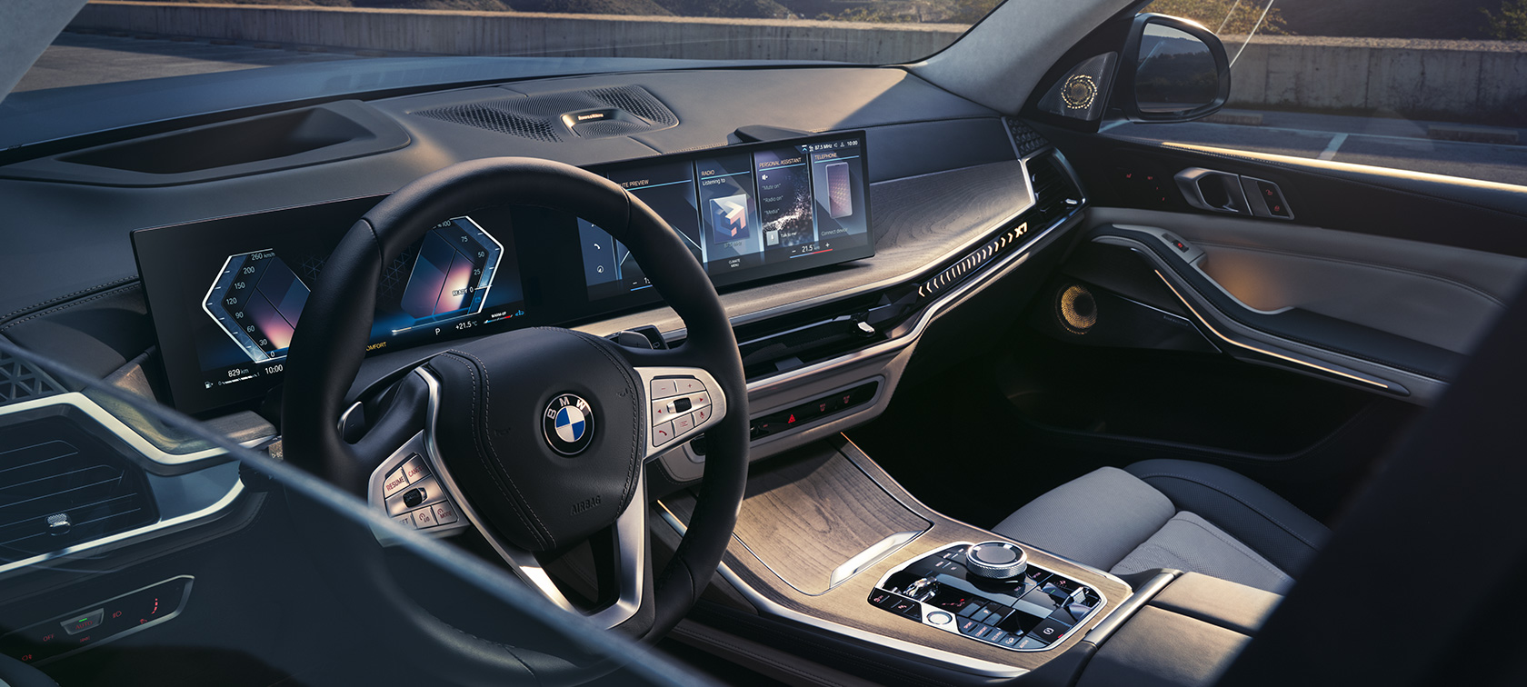 Поглед отвън към кокпита от страната на водача BMW X7 G07 LCI Поглед отвън към кокпита от страната на водача BMW X7 G07 LCI