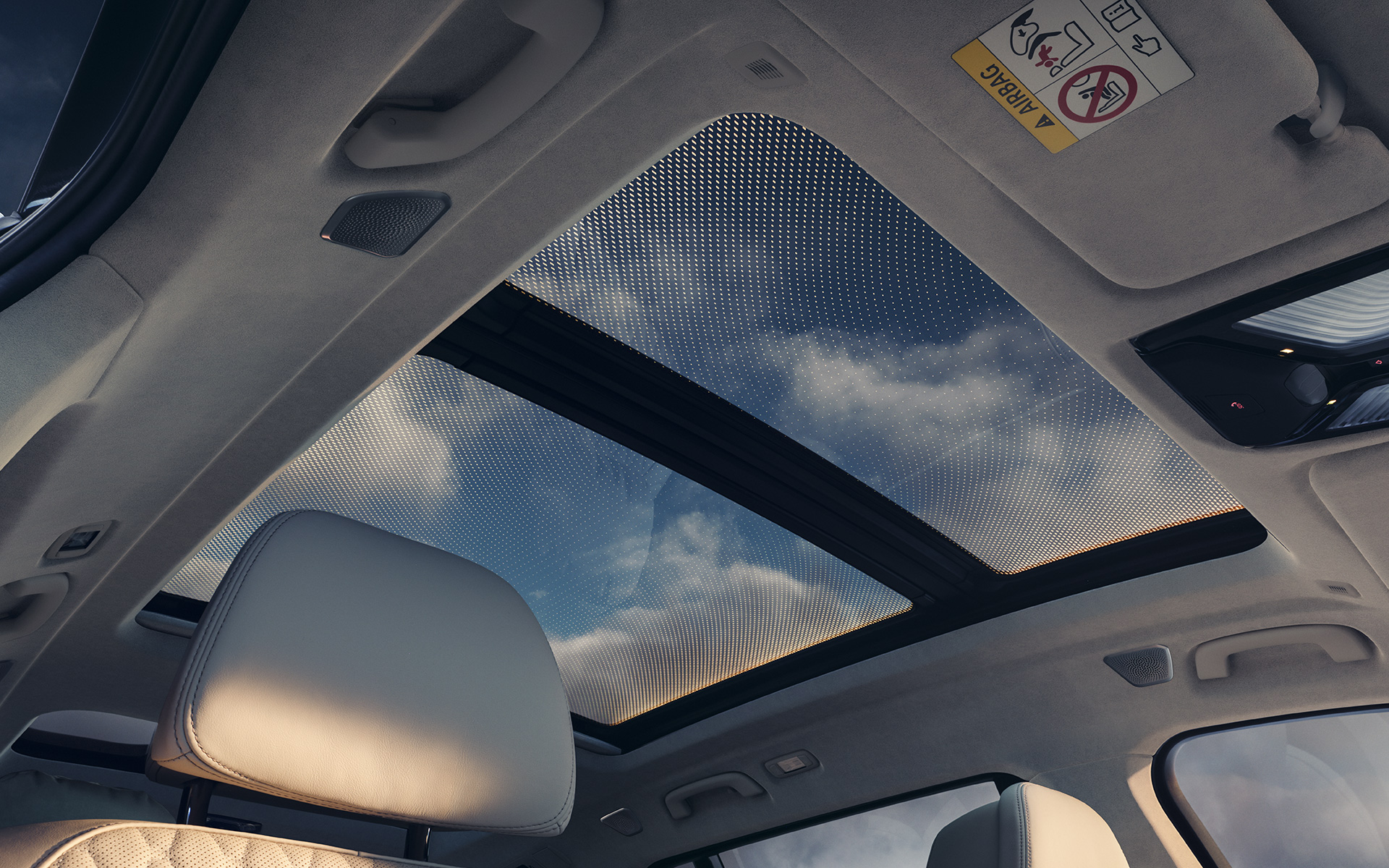 Панорамен стъклен покрив Sky Lounge поглед от интериора към покрива BMW X7 G07 LCI