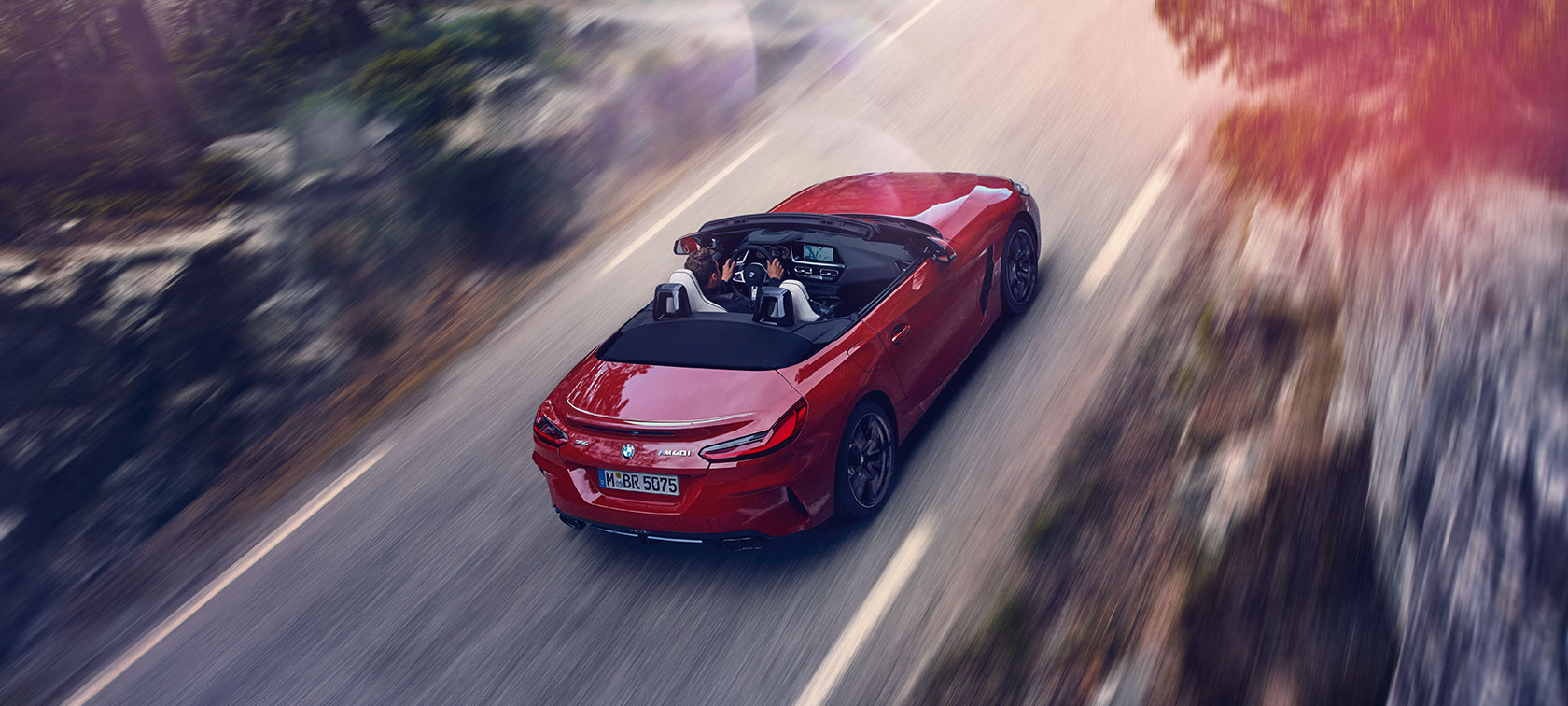 BMW Z4 Роудстър от перспектива „Птичи поглед“ BMW Z4 Роудстър в движение от перспектива „Птичи поглед“