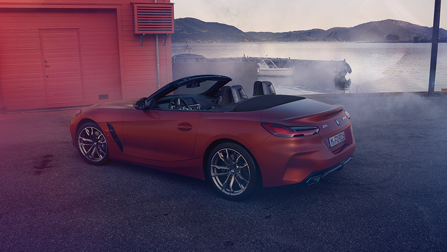 BMW Z4 First Edition в движение BMW Z4 First Edition в движение отзад на фона на планински път