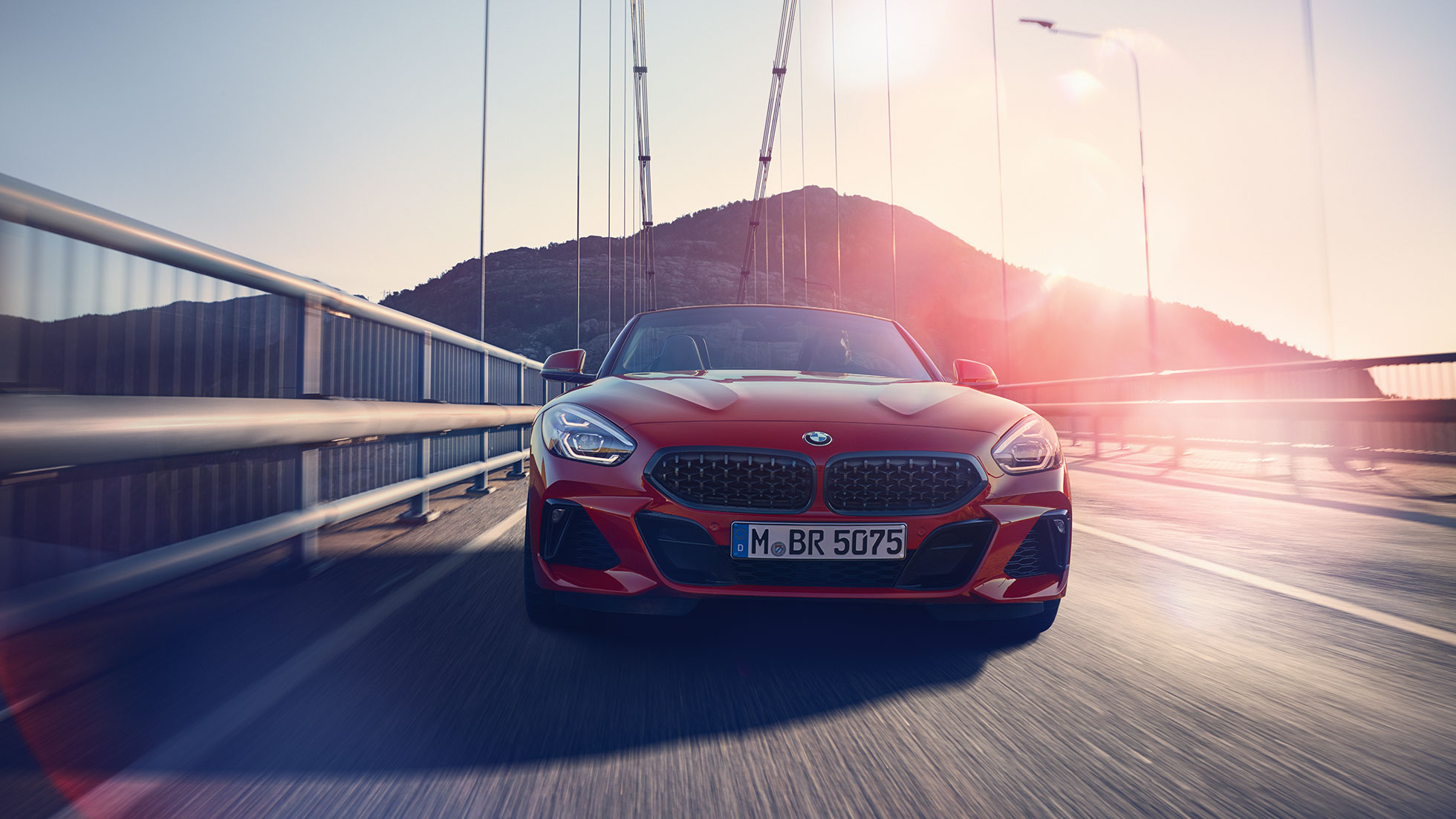 BMW Z4 Роудстър върху мост Снимка отпред на BMW Z4 Роудстър върху мост