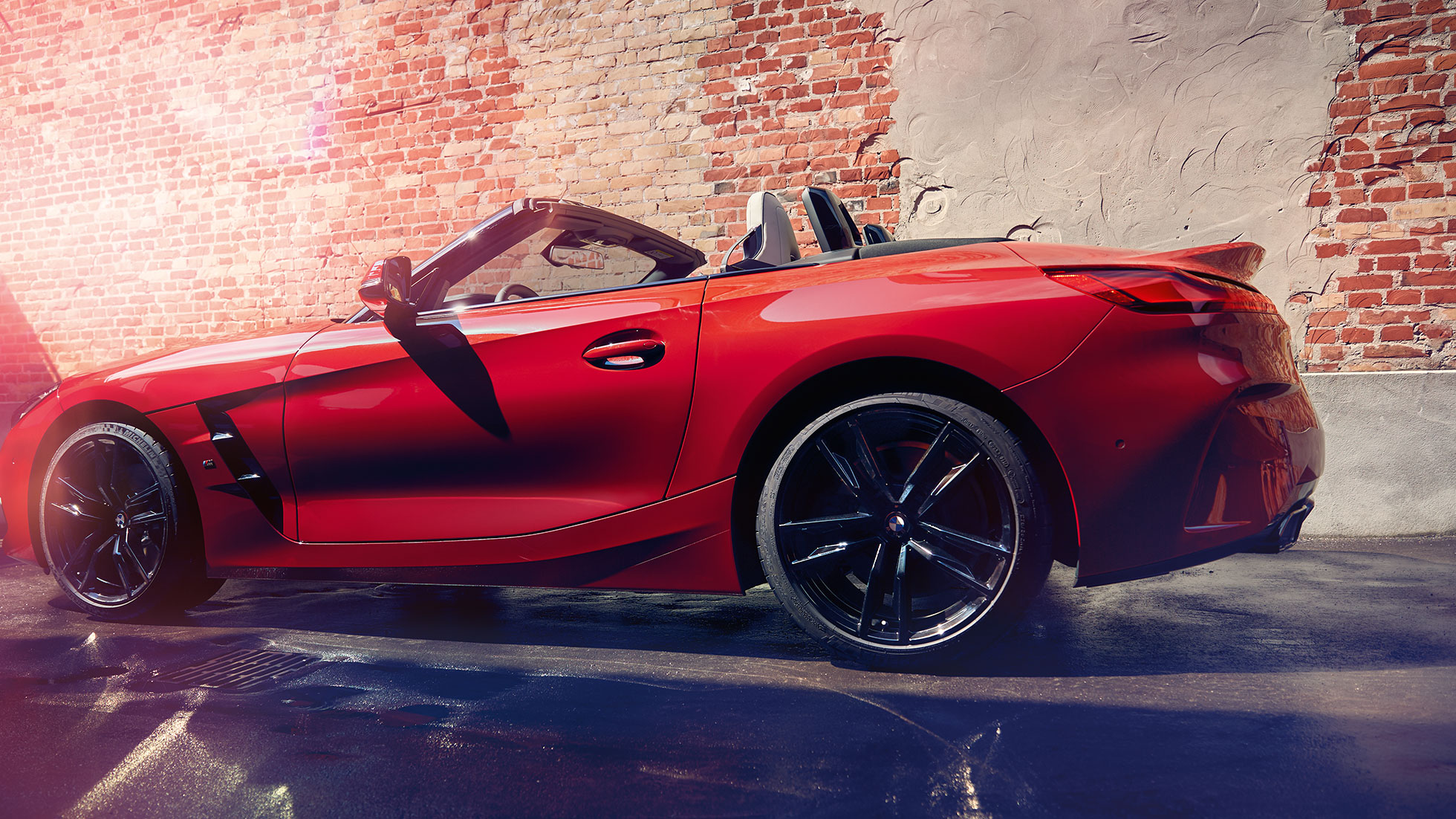 Странична снимка на BMW Z4 Роудстър Странична снимка на BMW Z4 Роудстър пред тухлена стена