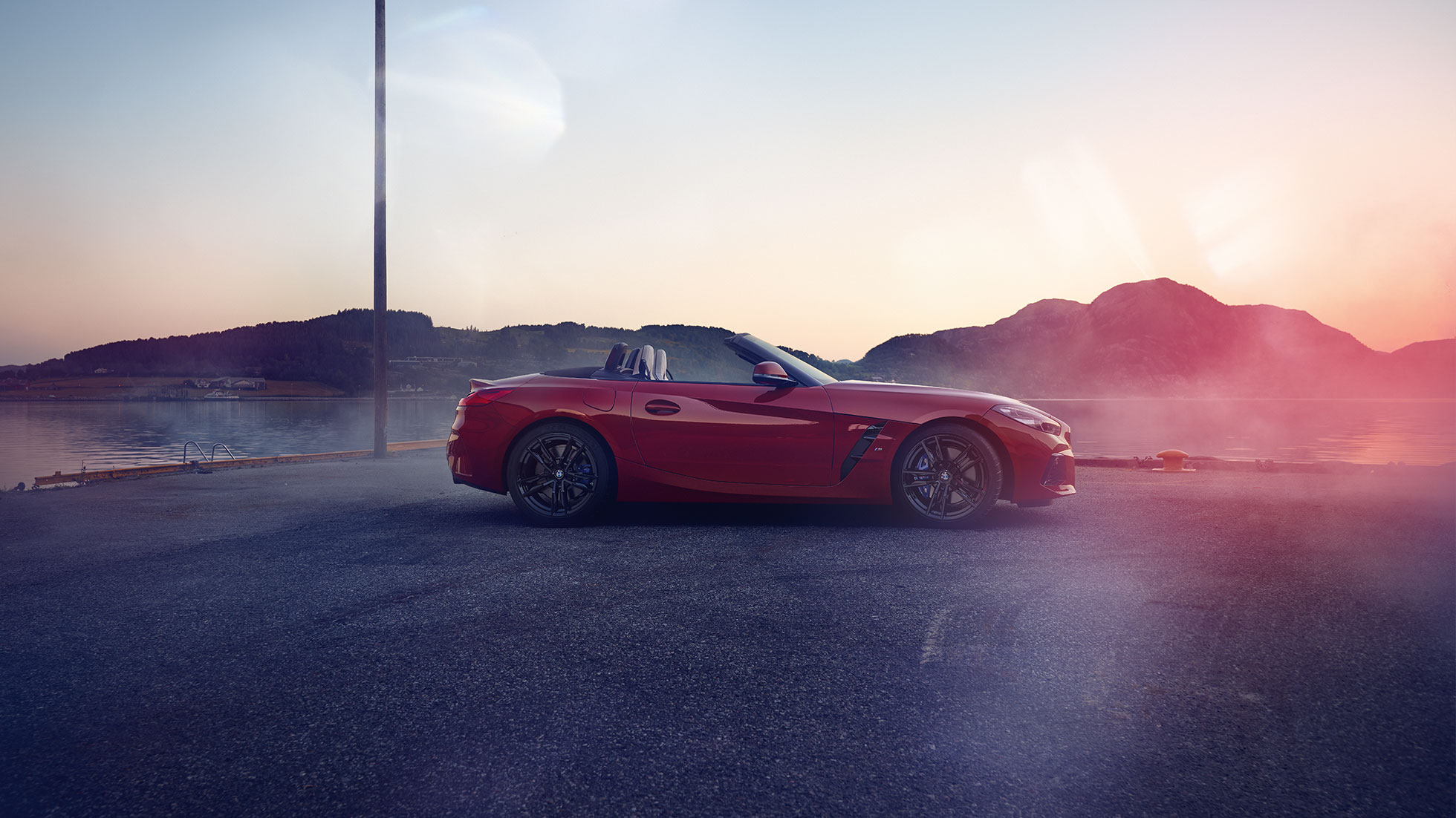 Странична снимка на BMW Z4 Роудстър Странична снимка на BMW Z4 Роудстър на фона на планинска панорама