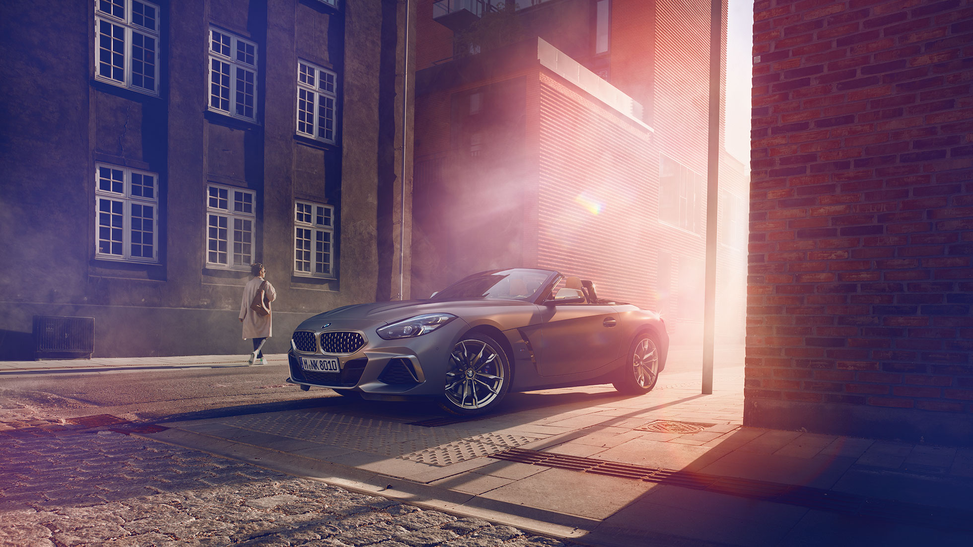 BMW Z4 Роудстър на улицата Сиво BMW Z4 Роудстър на улицата пред къща