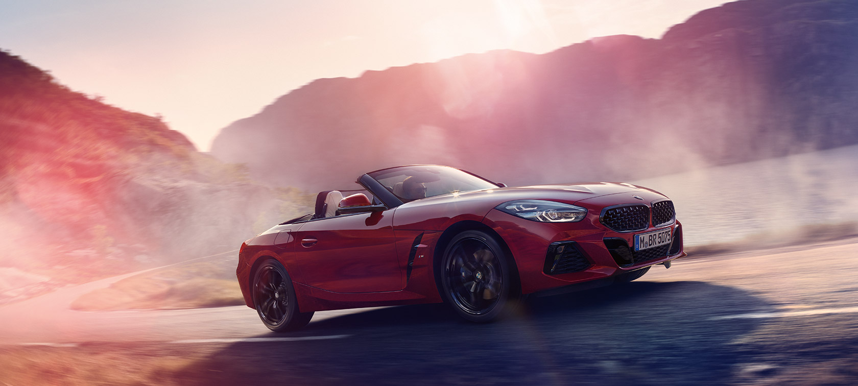 BMW Z4 Роудстър в движение BMW Z4 Роудстър се изкачва по хълм