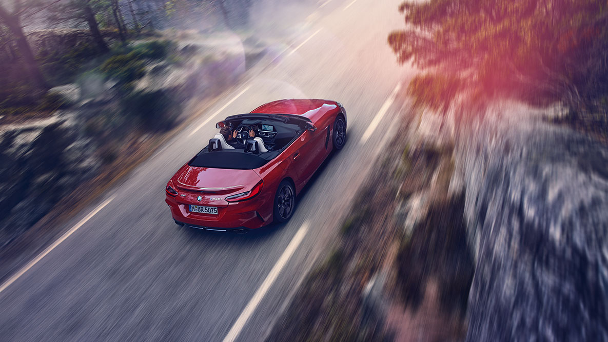 BMW Z4 Роудстър в движение BMW Z4 Роудстър в движение от перспектива „Птичи поглед“