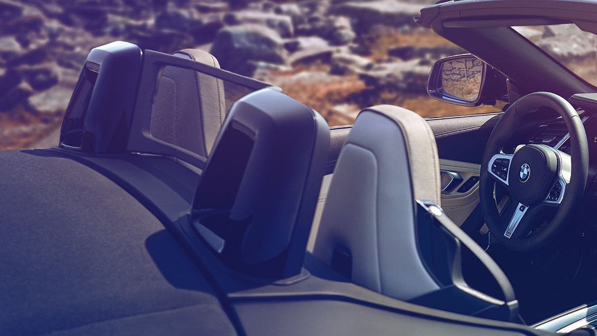 BMW Z4 Роудстър, предни седалки Поглед към предните седалки на BMW Z4 Роудстър, при отворен покрив