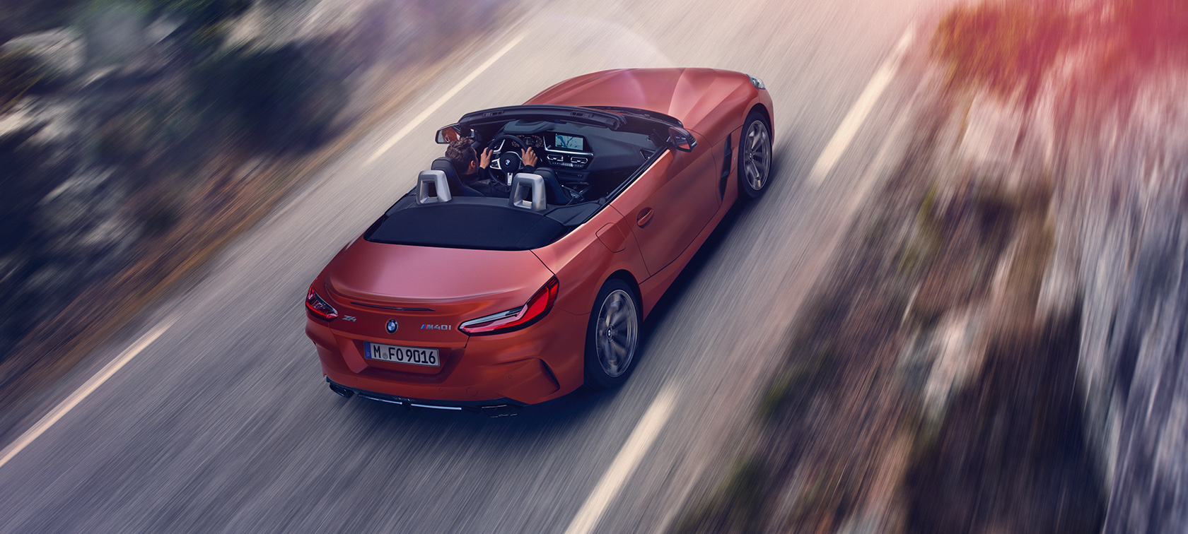 BMW Z4 Роудстър (G29) три четвърти изглед отзад от перспектива птичи поглед в движение BMW Z4 Роудстър (G29) три четвърти изглед отзад от перспектива птичи поглед в движение