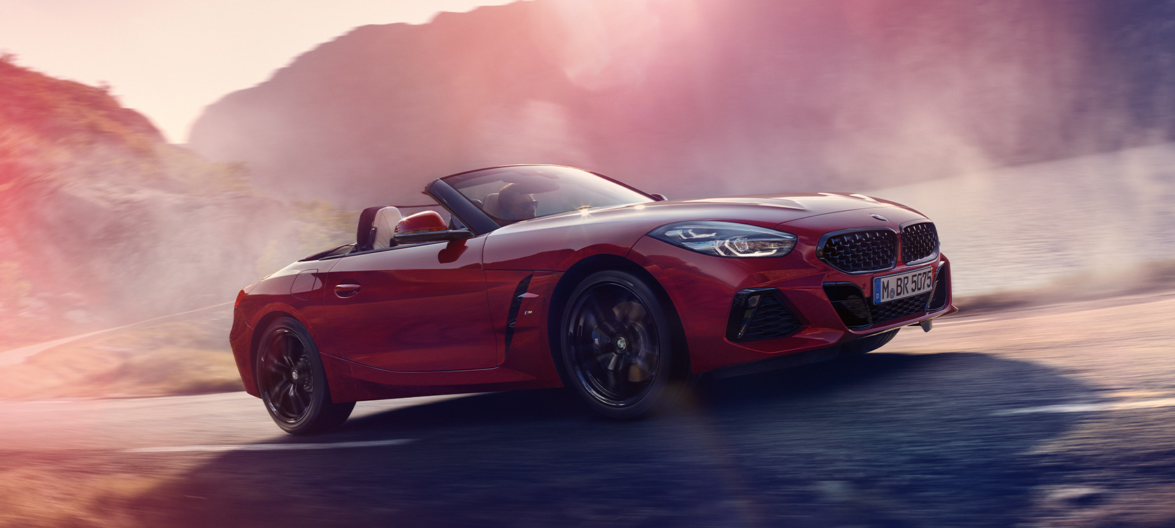 BMW Z4 M40i Роудстър (G29) три четвърти изглед отстрани в движение BMW Z4 M40i Роудстър (G29) три четвърти изглед отстрани в движение