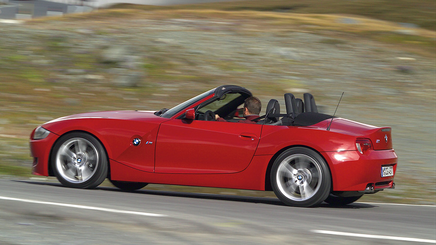 BMW Z4 Роудстър (E85) 7/8 изглед отстрани в движение BMW Z4 Роудстър (E85) 7/8 изглед отстрани в движение