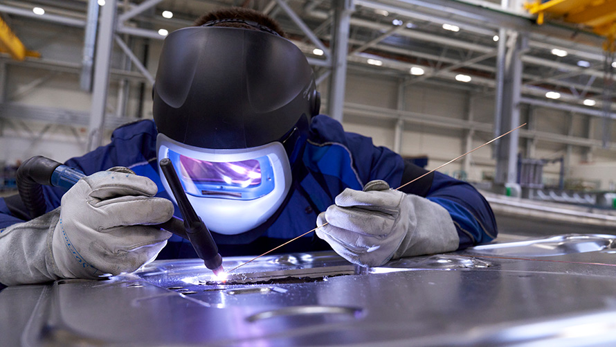 Условия за служителите BMW Специални продажби. Устойчивост. Социална отговорност. BMW Специални продажби Устойчивост Социална отговорност условия за работа мъж заварява с предпазно облекло