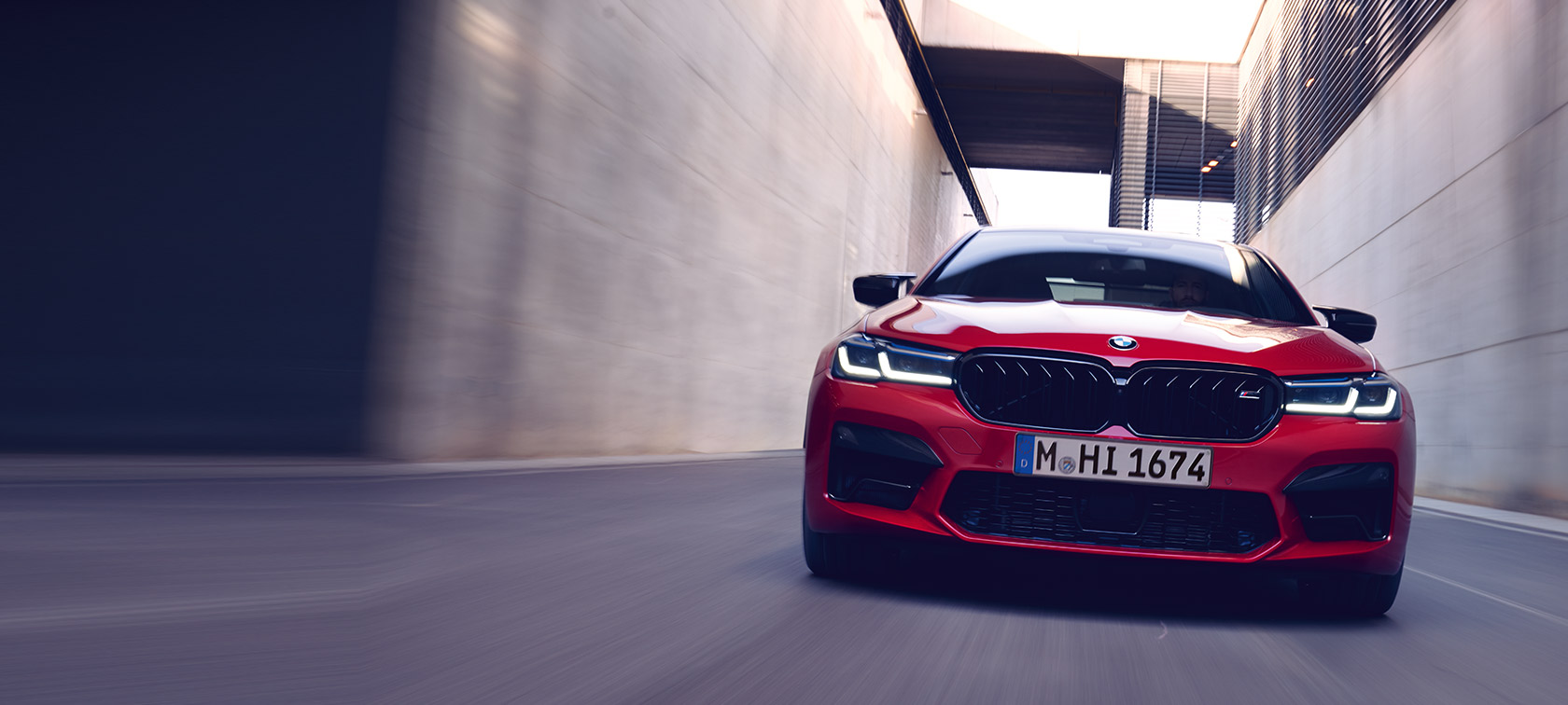 BMW M5 Competition F90 LCI Facelift 2020 BMW Individual Imola Red изглед отпред в движение