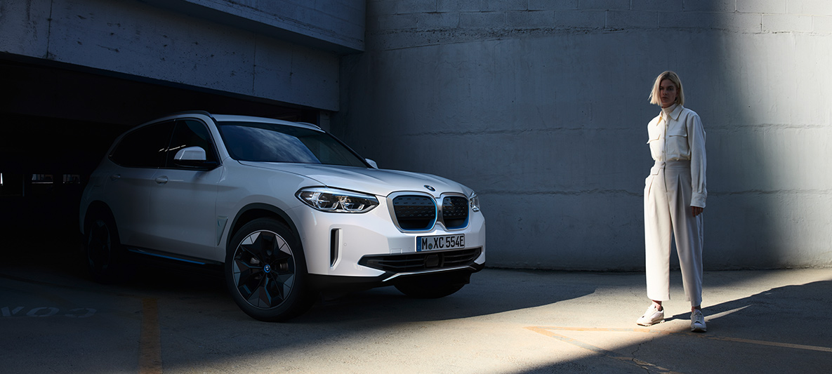 Жена пред BMW iX3 BMW EfficientDynamics Жена пред BMW iX3