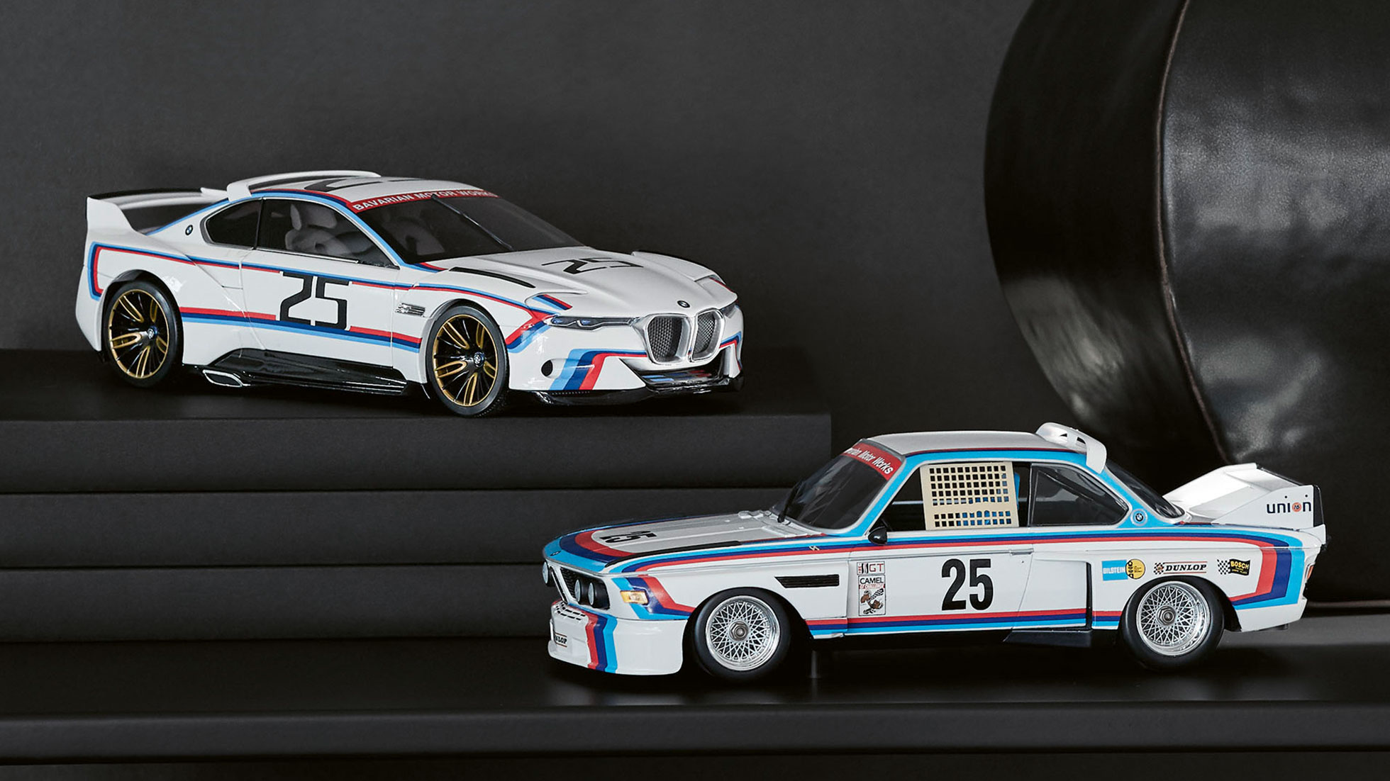 Миниатюри BMW. На снимката са показани две миниатюри BMW.