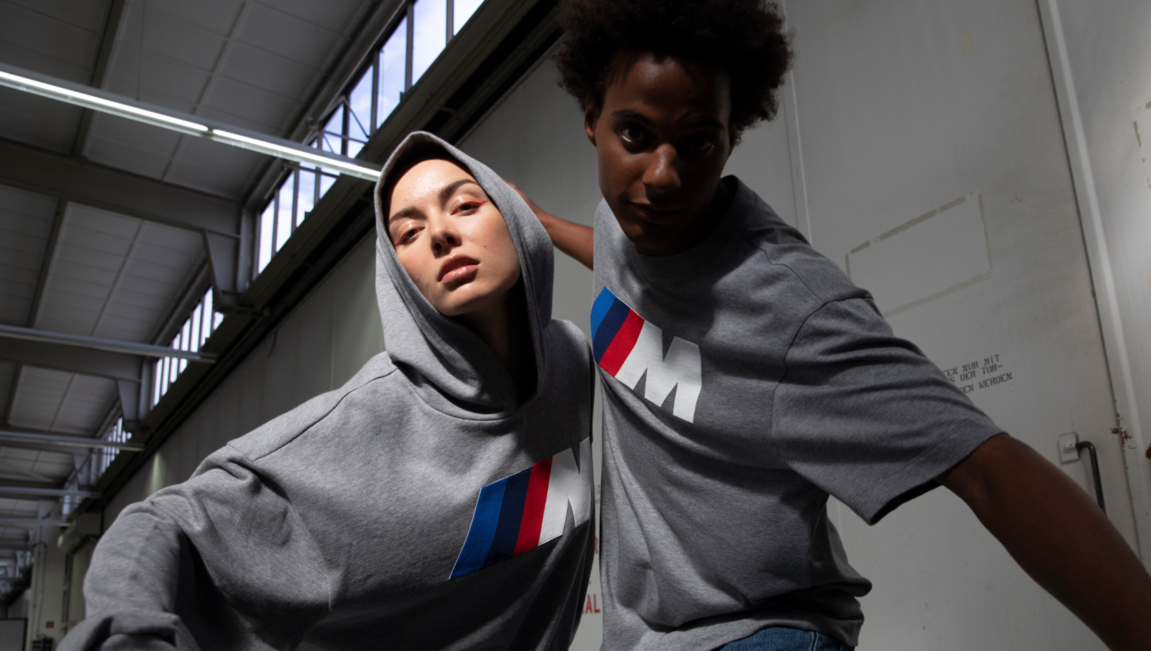 BMW Lifestyle Lookbook 2023 BMW M суичър с качулка с лого unisex и BMW M T-шърт с лого unisex BMW Lifestyle Lookbook BMW M суичър с качулка с лого unisex и BMW M T-шърт с лого unisex