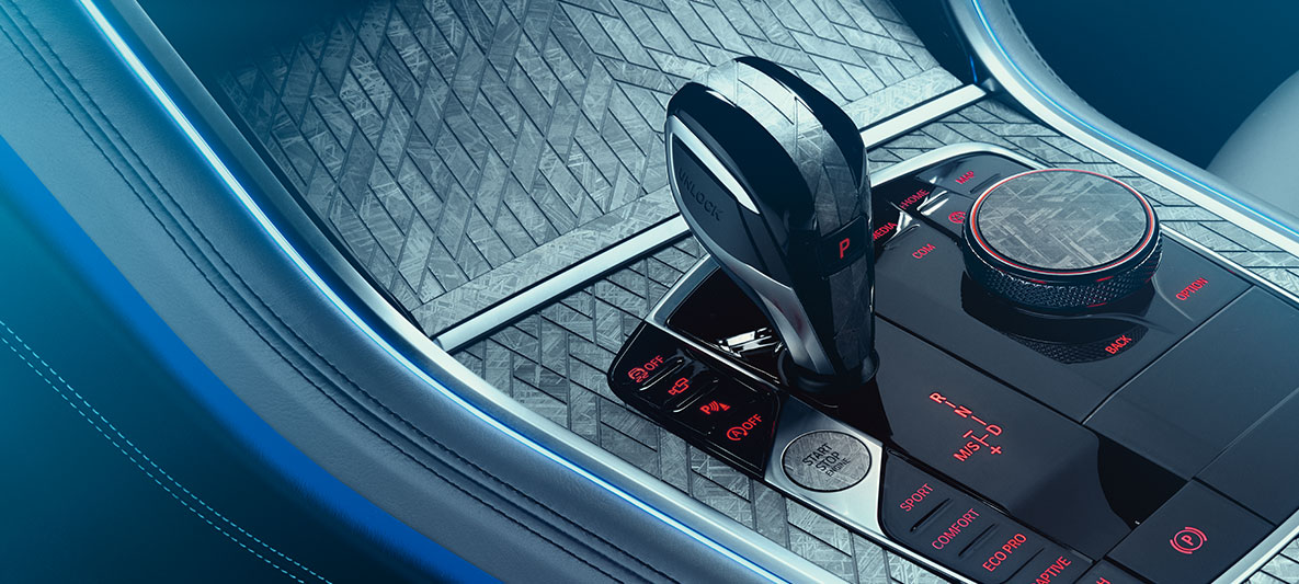 BMW Individual M850i NIGHT SKY, средна конзола Средната конзола на BMW Individual M850i NIGHT SKY в мозаичен дизайн