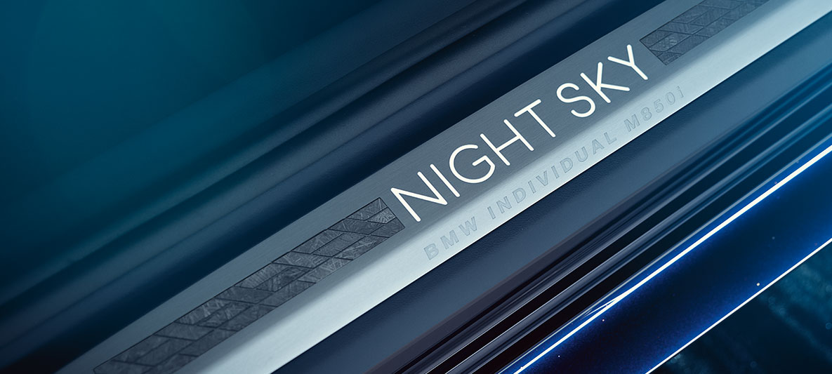BMW Individual M850i NIGHT SKY, лайстна на прага BMW Individual M850i NIGHT SKY, лайстна на прага в мозаичен дизайн, снимка отблизо