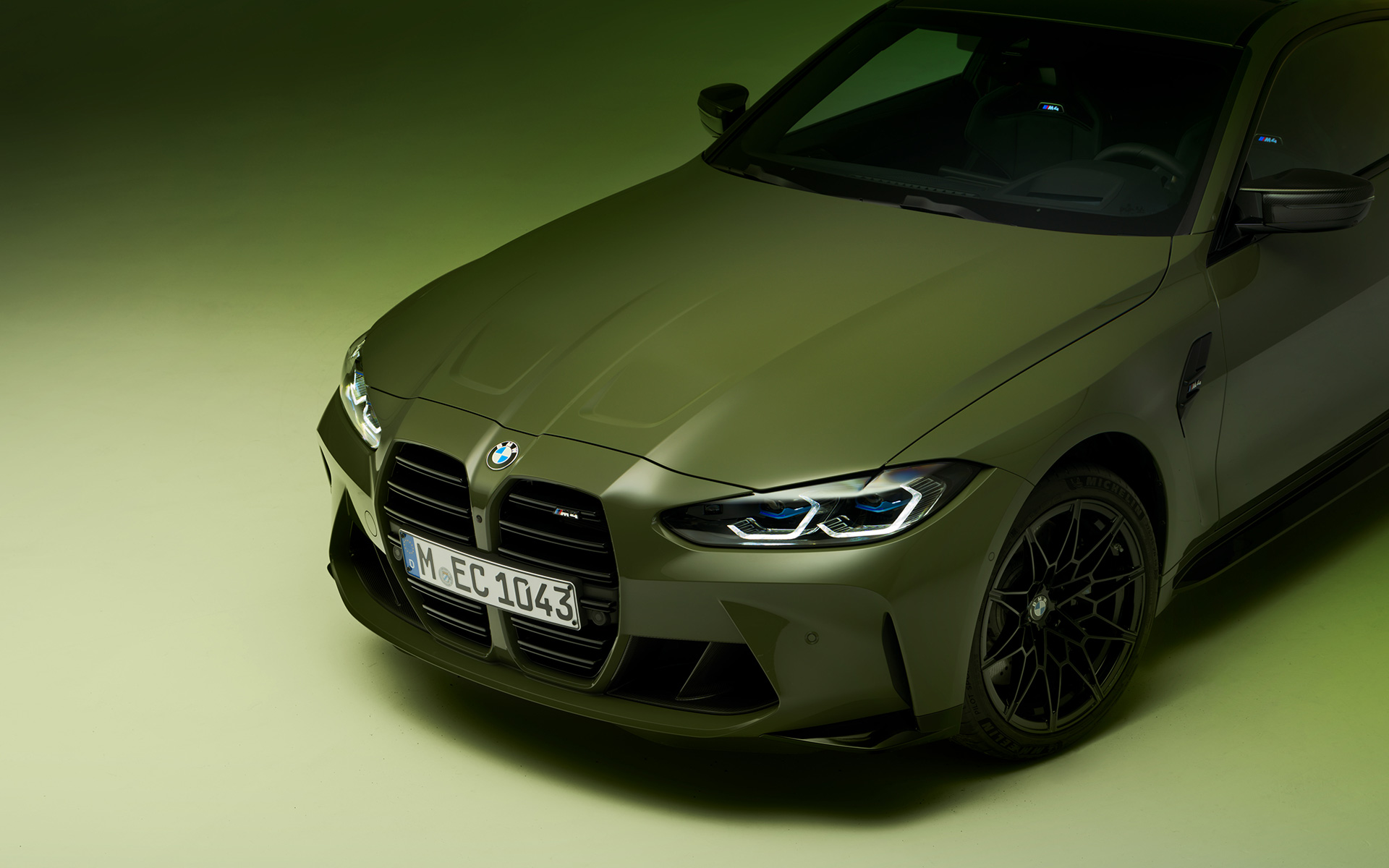 BMW M4 Competition Купе G82 2021 BMW Individual Fire Orange три четвърти изглед отпред BMW M4 Competition Купе G82 2021 BMW Individual Urban Greenn три четвърти изглед отпред
