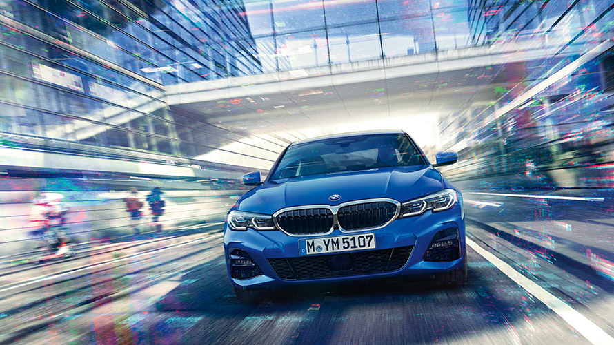 Снимка на синьо BMW в движение Снимка на синьо BMW в движение на фона на стъклен надлез