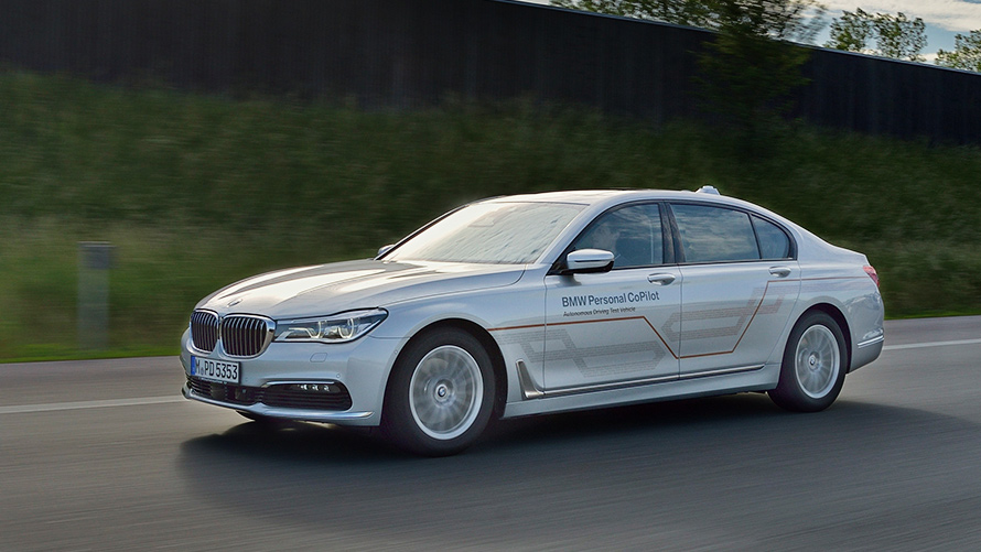 Сиво BMW Серия 7 Сиво BMW Серия 7 се движи по мост на фона на града