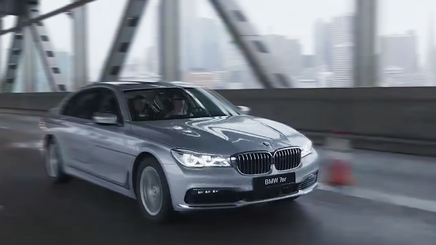 Дисплей с навигационна графика в BMW Дисплей с навигационна графика на гърба на облегалката на седалката на водача на BMW