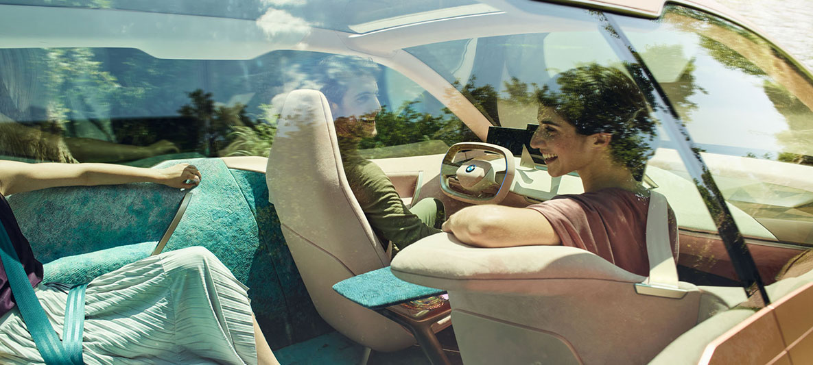 Интериор на BMW Vision iNEXT Интериор на BMW Vision iNEXT с жена, която се обръща към задната седалка