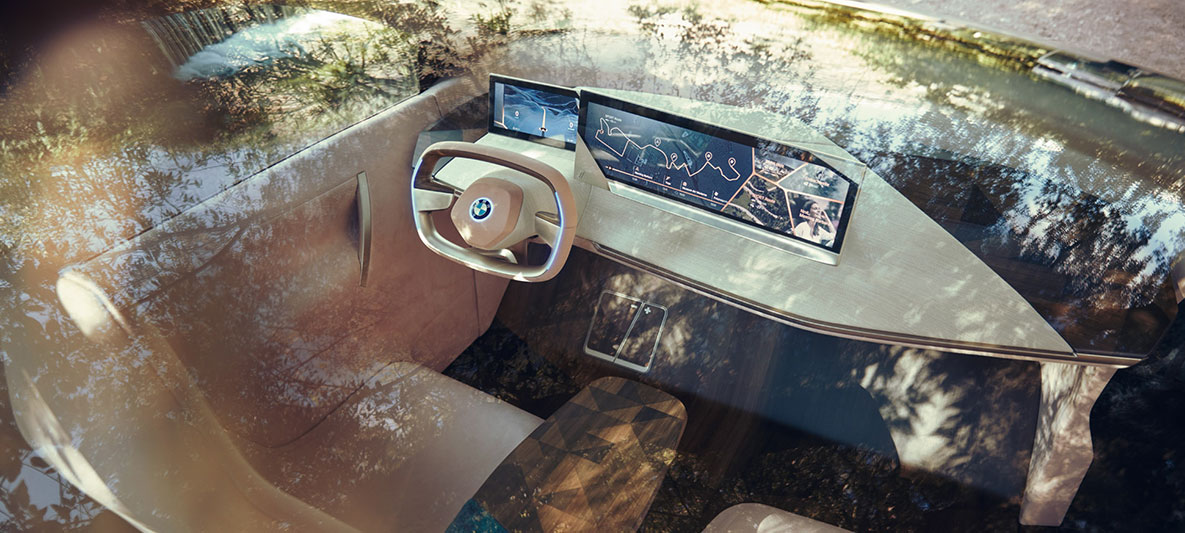 Кокпит на BMW Vision iNEXT Кокпит на BMW Vision iNEXT, поглед пред панорамният покрив