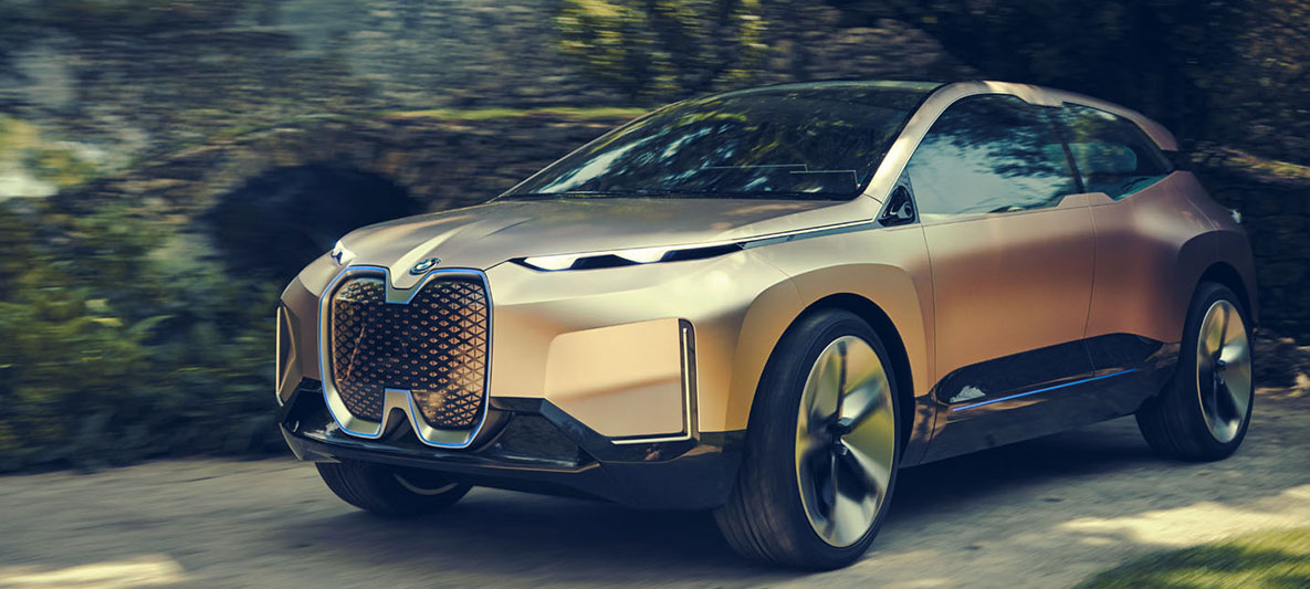 Три четвърти изглед отпред на BMW Vision iNEXT Три четвърти изглед отпред на BMW Vision iNEXT пред стена