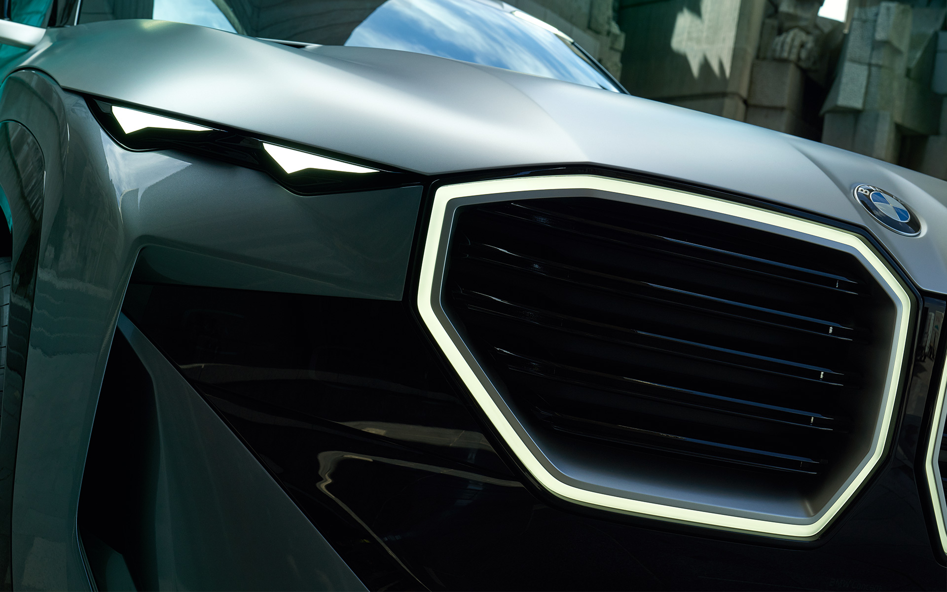 BMW Concept XM (G09) изглед отпред в покой снимка отблизо на бъбрековидната решетка BMW Concept XM (G09) изглед отпред в покой снимка отблизо на бъбрековидната решетка