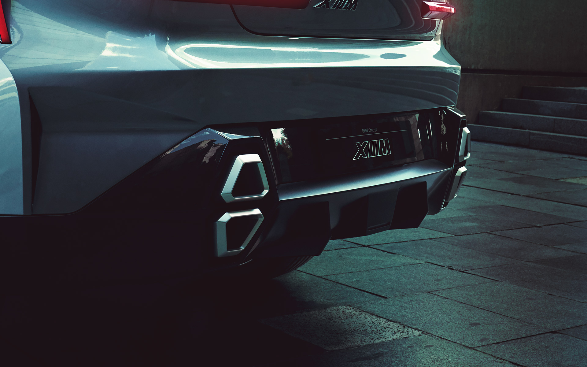 BMW Concept XM (G09) три четвърти изглед отзад в покой снимка отблизо на логото на XM BMW Concept XM (G09) три четвърти изглед отзад в покой снимка отблизо на логото на XM