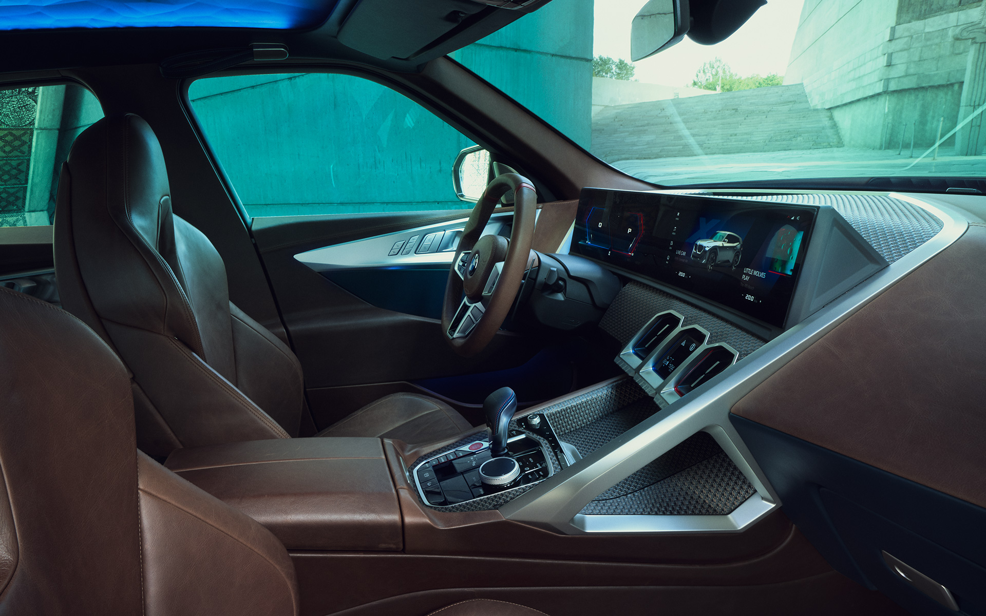 BMW Concept XM (G09) интериор изглед отстрани, с ориентация към водача BMW Concept XM (G09) интериор изглед отстрани, с ориентация към водача