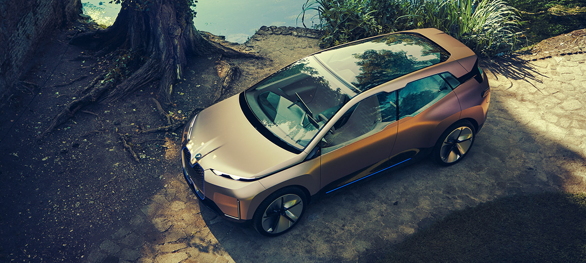 BMW Vision iNEXT отгоре BMW Vision iNEXT отгоре до езеро с дърво