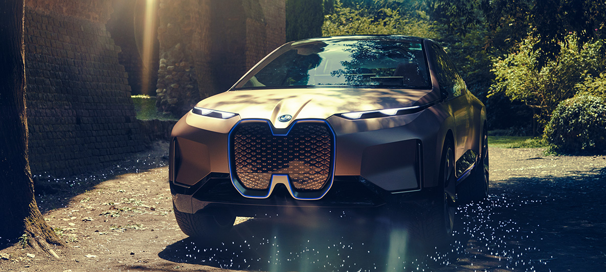 Предна снимка на BMW Vision iNEXT Предна снимка на BMW Vision iNEXT пред къща