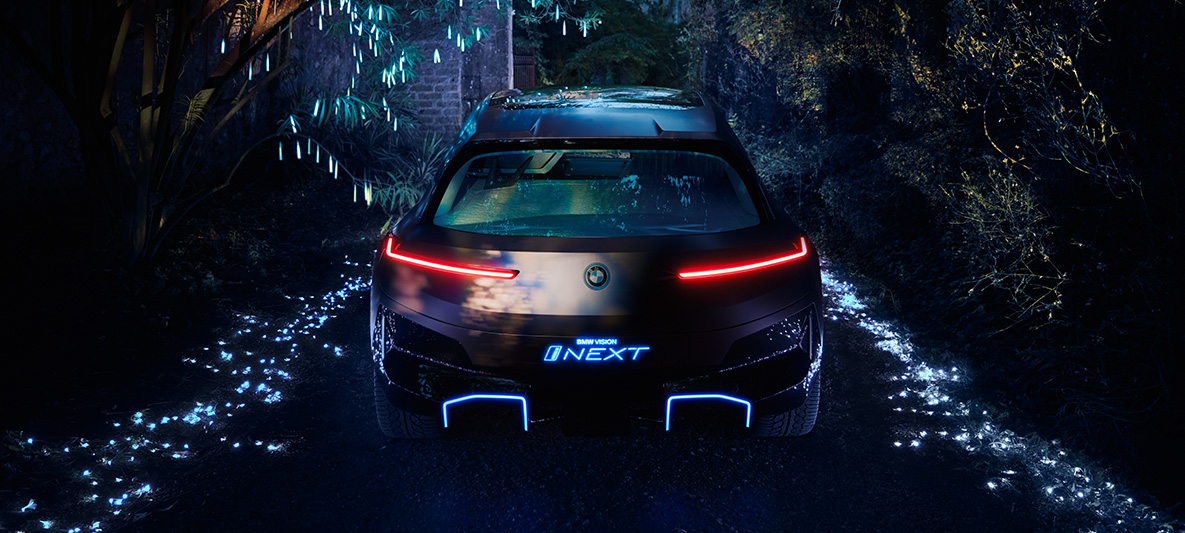 Снимка на BMW Vision iNEXT отзад Снимка на BMW Vision iNEXT отзад с червени задни светлини през нощта