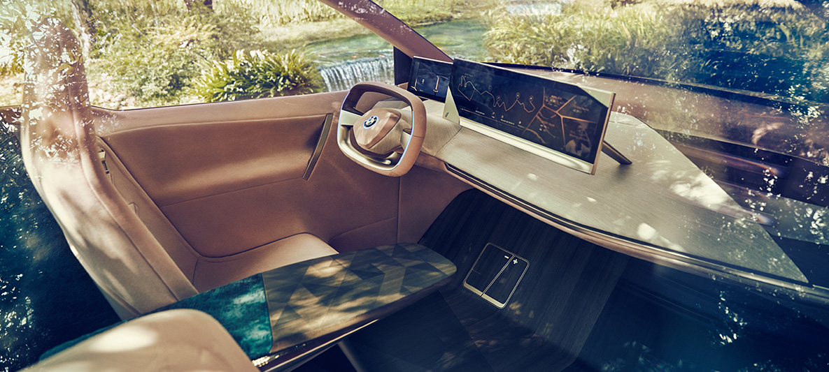 Интериорна снимка на BMW Vision iNEXT Интериорна снимка на BMW Vision iNEXT с мястото на водача и масичка за кафе