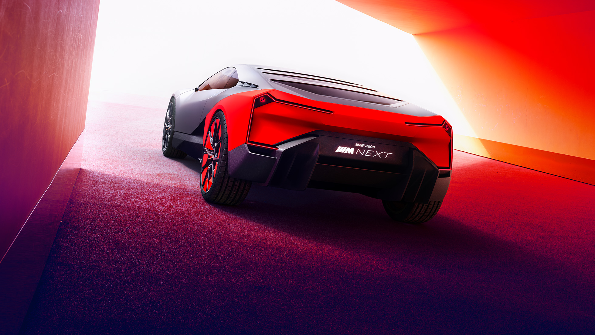 BMW Vision M NEXT, изглед отзад BMW Vision M NEXT, три четвърти изглед отзад, извивка на Хофмайстер